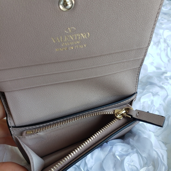 💫SOLD💫 VALENTINO Garavani Small Rockstud Wallet - Picture 6 of 12